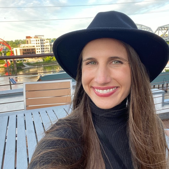 Meet your Posher, Jessica - Picture 4 of 5